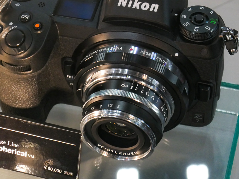 参考：CP+2019に参考出品された際のVM-Z Close Focus Adapter。レンズは「ULTRON Vintage Line 35mm F2 Aspherical VM」。