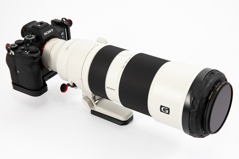 筆者の撮影機材。最近は一般の人でも手に入れやすい超望遠レンズが増えている。テレコンバーターを使えば天体望遠鏡並みの撮影が可能だ