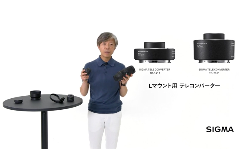 対応レンズ「SIGMA 100-400mm F5-6.3 DG DN OS｜Contemporary」とテレコンバーターを手にする、同社代表取締役社長山木和人氏（6月18日配信の「SIGMA STAGE Online」より）