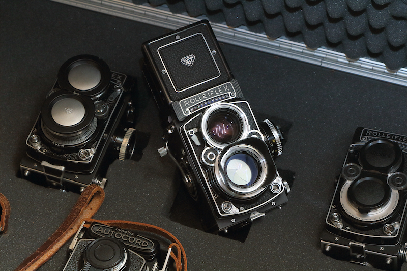 6×6中判フィルムカメラを使用したプライベートな写真制作は「録々」とタイトル。特別なものなんか何も写ってないけどね。我々の年代ではカラーネガフィルムをバカにしていたけど、試しにローライフレックス3.5Fで撮影してみたらすげーいいわけです。ハイエストライトの再現もシャドーの再現も。で、例によって、のめり込むとカメラも欲しくなり、ローライだけでなくミノルタオートコードとかオリンパスフレックスとかもお越しいただくことになるわけ。