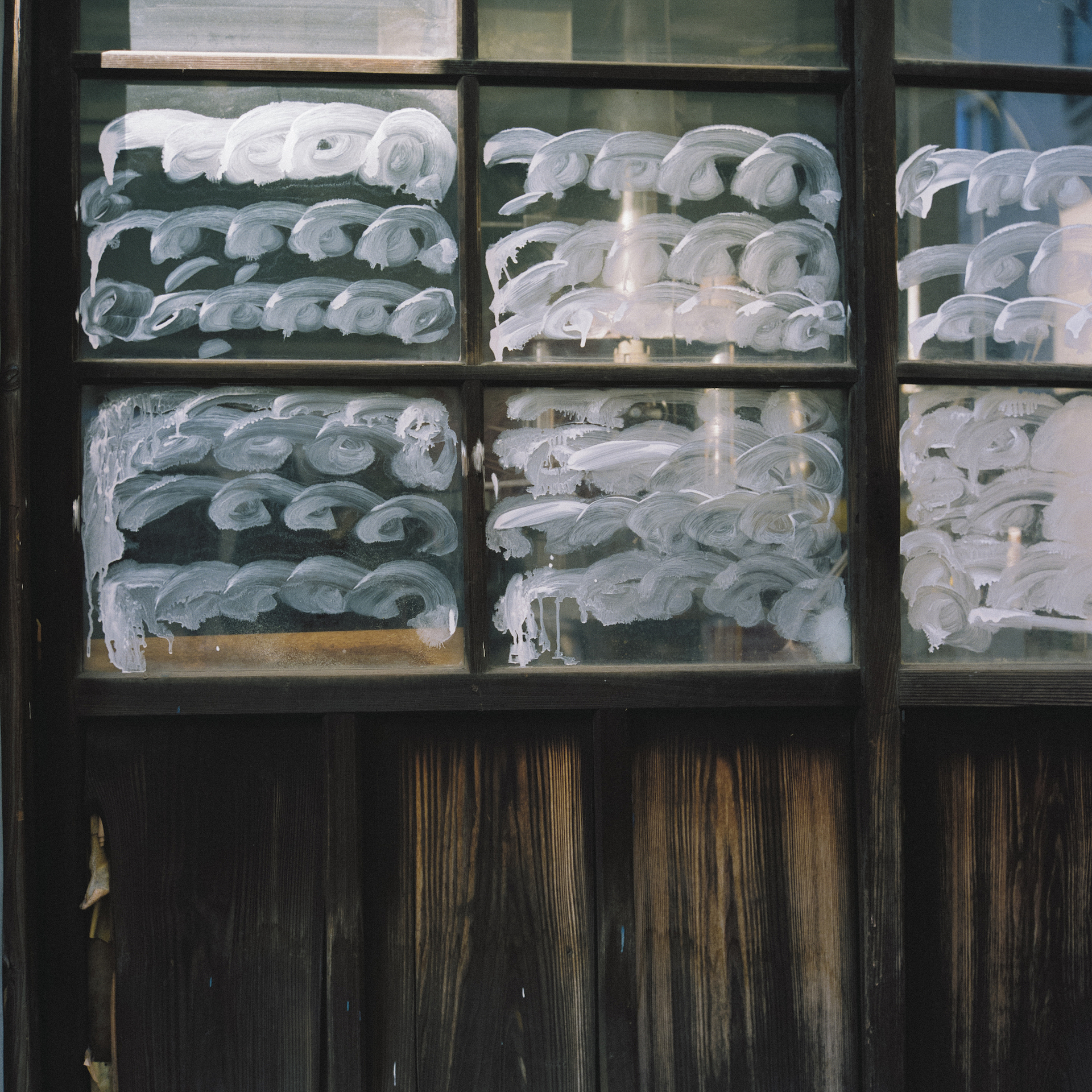 カラーフィルムを装填したからって、色彩豊かな被写体を選ばなくてもいいわけです。モノトーンに見える事象をさらっと撮影して、よく見ると色がついているじゃんという自然な感じも好きなわけ。ライカが目の延長なら、真四角写真は、視線の集中かなあ。日々目にする事象の謎をコレクションしていくのがコンセプト。<br>ローライフレックス2.8F（F8・1/125秒）フジカラープロ400H