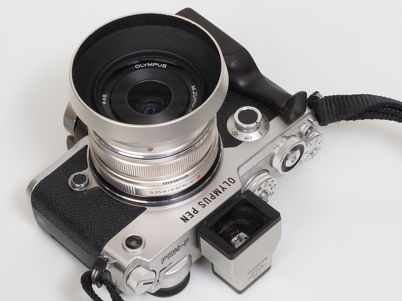 PEN-Fも発売時から人一倍騒いだほうです。「昔々、ハーフサイズ一眼レフのPEN-Fってカメラがありまして」なんて言い続けてきて、実はそれも野暮なんだけどねえ。もうディスコンになってしまったらしく、この種のカメラがあまり売れないという世の中を嘆きますね、私は。なんでかなあ、謎だよね。