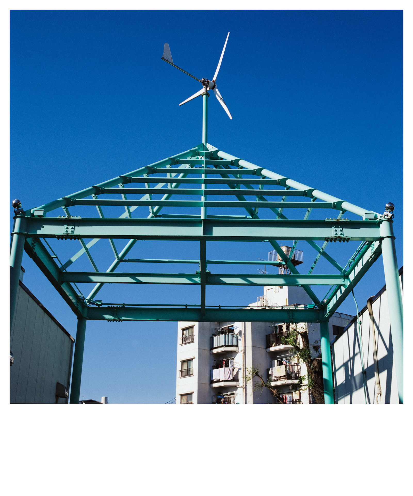 もう全暗でタイプCプリントなんかやりたくない。今回のシリーズの現像とプリントは信頼できる写真屋さんに投げた。オペレーティングは侮れません。ジジイなんで、ゆるふわとかはイヤ、といったら、ちゃんとポジ調の色再現の写真もできる。<br>ローライフレックス3.5F　プラナー75mm F3.5（F11・1/500秒）フジカラープロ400H