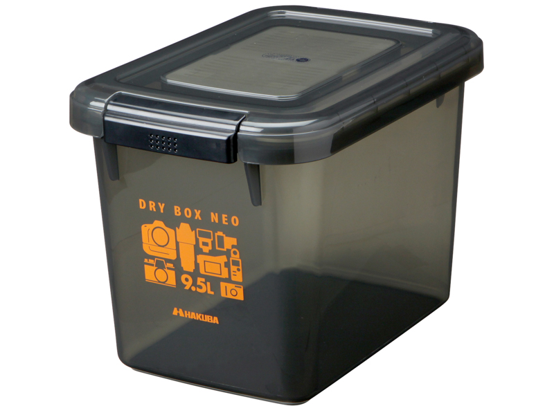 ハクバ「ドライボックスNEO」（写真は9.5L・スモーク。機材に合わせて選べる2カラー3サイズをラインアプしている。提供：ハクバ写真産業）