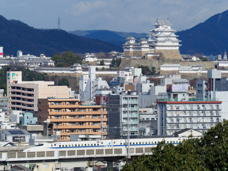 姫路の市街は世界遺産とともにある。高速な静音連写を使って、城を背景に新幹線をベストな位置で写した。世界に誇る名城と高速列車との共演は、日本を象徴する1枚だ。<br><span class="fnt-85">OM-D E-M1 Mark II /M.ZUIKO DIGITAL ED 40-150mm F2.8 PRO+Teleconverter MC-14 / 175mm（350mm相当） / マニュアル露出（F7.1、1/2,000秒） / ISO 400 / WB:晴天</span>