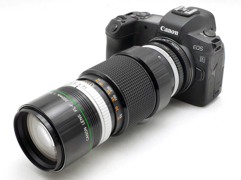 マウントアダプターを介してEOS RにFL-F300mm F5.6を装着。