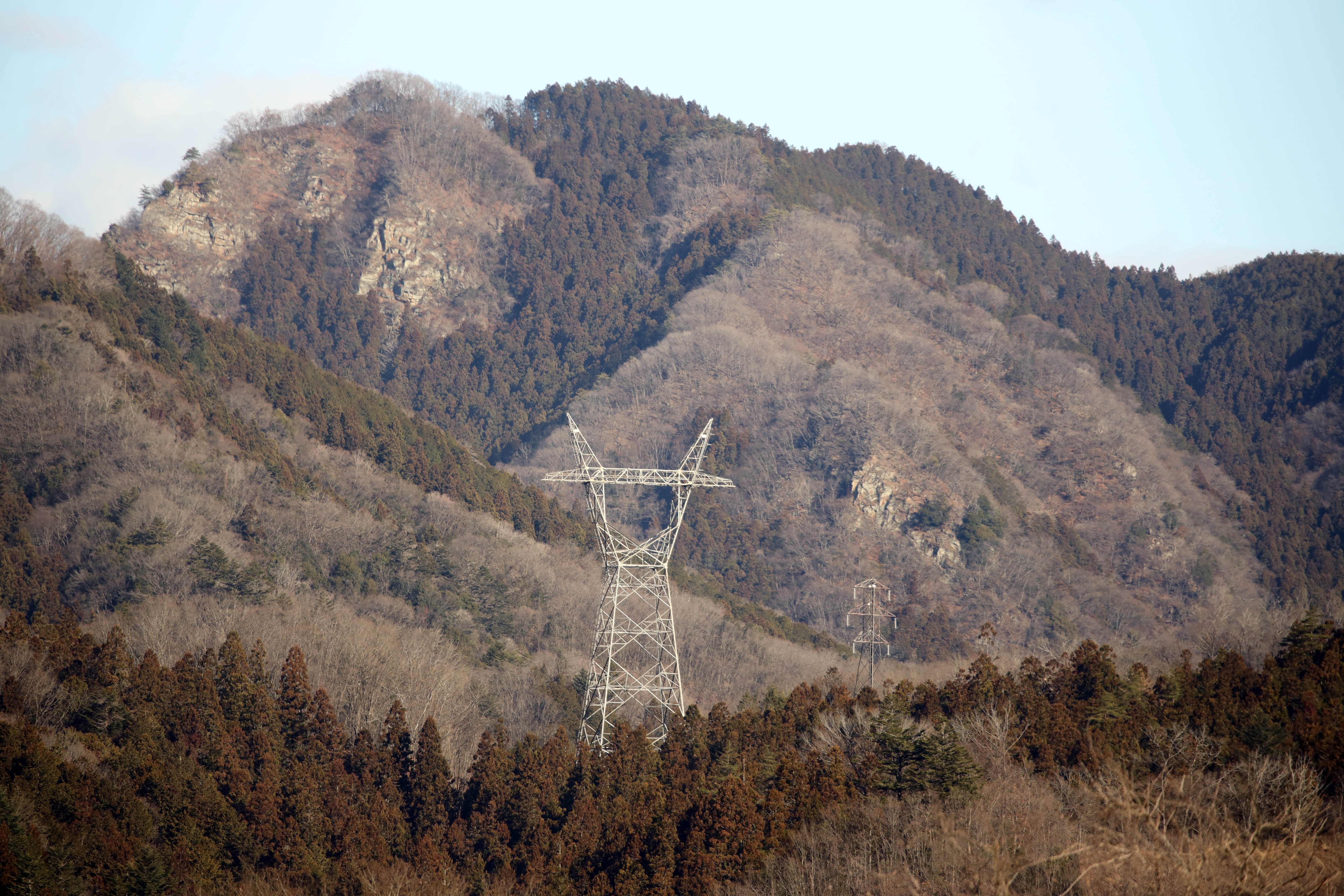 「鉄塔」EOS R、F5.6・1/1,600秒、ISO 500<br>最新のレンズでもこのような場面の鉄塔では、その部分を画素等倍ぐらいに拡大するとフリンジに色収差が現れることが多いのですが、このレンズでは現れていません。簡単な三脚を使っていますが、ブレを最小限に抑えるようにとシャッター速度を上げているので、感度も上昇しています。鉄塔は数百メートル先ですが、EVFで拡大して慎重にピント合わせを行いました。