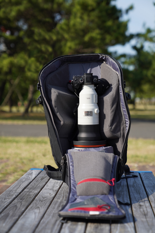 向かって左側に畳んだ際に全長45cmほどの三脚を付けて、メイン室を開けたところ。均等には開かないが、それでも自立するだけの安定性がある。