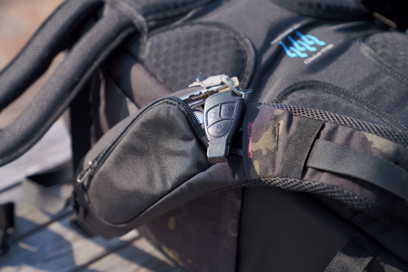 左のショルダーハーネスには、キーホルダーに束ねた鍵、コンパスなどの小物が入る。背負っている最中に下ろすことなく取り出すものを入れておくのに便利である。