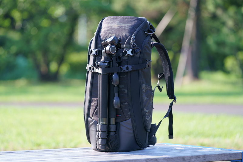 三脚は2ヶ所に取り付けられる。この写真はバックパック正面に取り付けたところ。