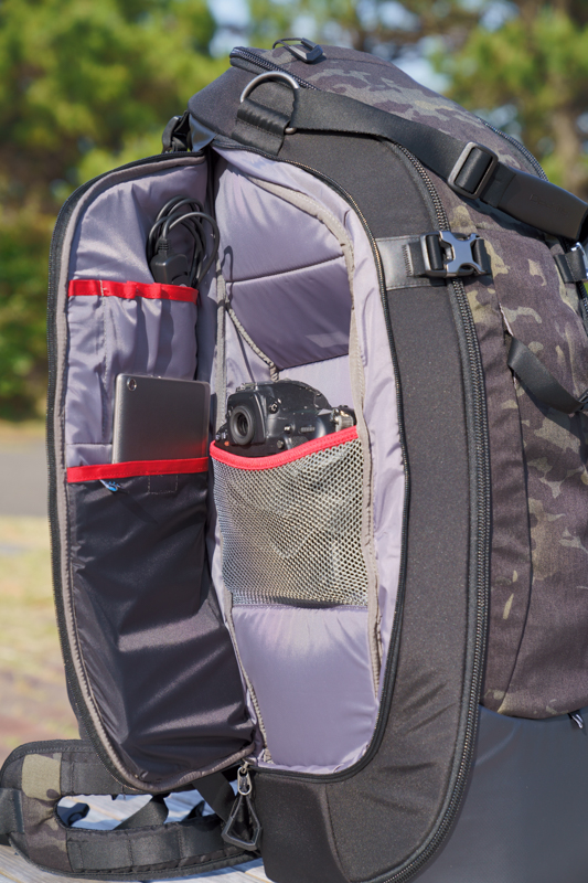 左サイドポケットにバッテリーグリップ付きのカメラボディを入れてみた。扉ポケットにはケーブルレリーズと8インチタブレットが入っている。