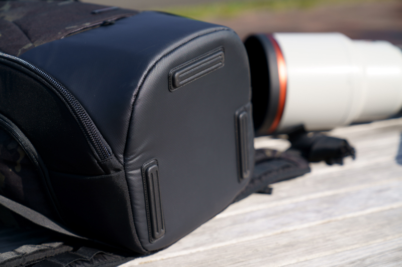 接地する底面と、メイン室扉の底部の表面にはターポリン素材が使われ、さらなる防水・防汚の効果が高められている。硬質材ではないものの、底の平面性がしっかり保たれる。