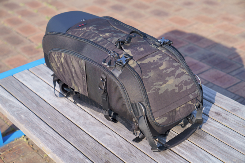 カラーリングはブラックとカモフラージュが用意される。試用にはこの写真のカモフラージュを使ったが、表面素材には耐摩耗性とDWR耐久撥水加工が備わる500Dコーデュラナイロンが採用されている。迷彩柄はワールドスタンダードな「MULTICAM」だ。