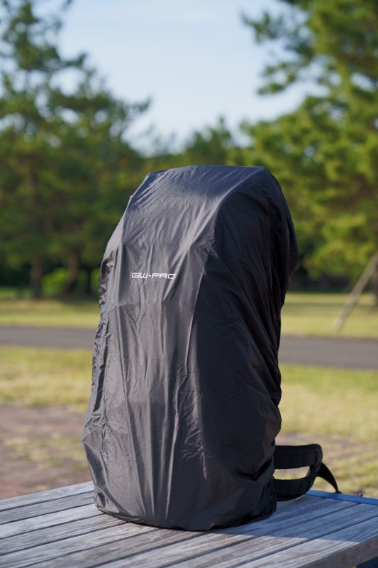 付属の専用レインカバーを装着したところ。1,500mmもの耐水圧があるとされる。一般的な雨傘が持つ耐水圧は約500mm。
