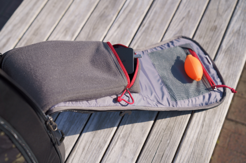 メイン室の扉の内側にも小物ポケット（メッシュ）と収納ポケットがある。