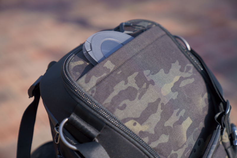 バックパック上部にあるポケット。ジッパーが付いており、フィルター類などを入れるのにちょうどいいサイズである。