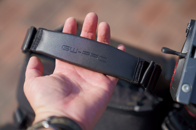 本体上部のDリングに取り付けられた持ち手用のストラップ。背負わずに手で持ち運ぶ際に掴む。長さ調節が可能で、ウレタン状のクッションが入っている。