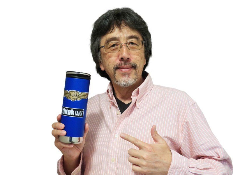 ルーク・オザワさん。「TEAM LUKE × thinkTANK オフィシャルマーク入りボトル」を手に。