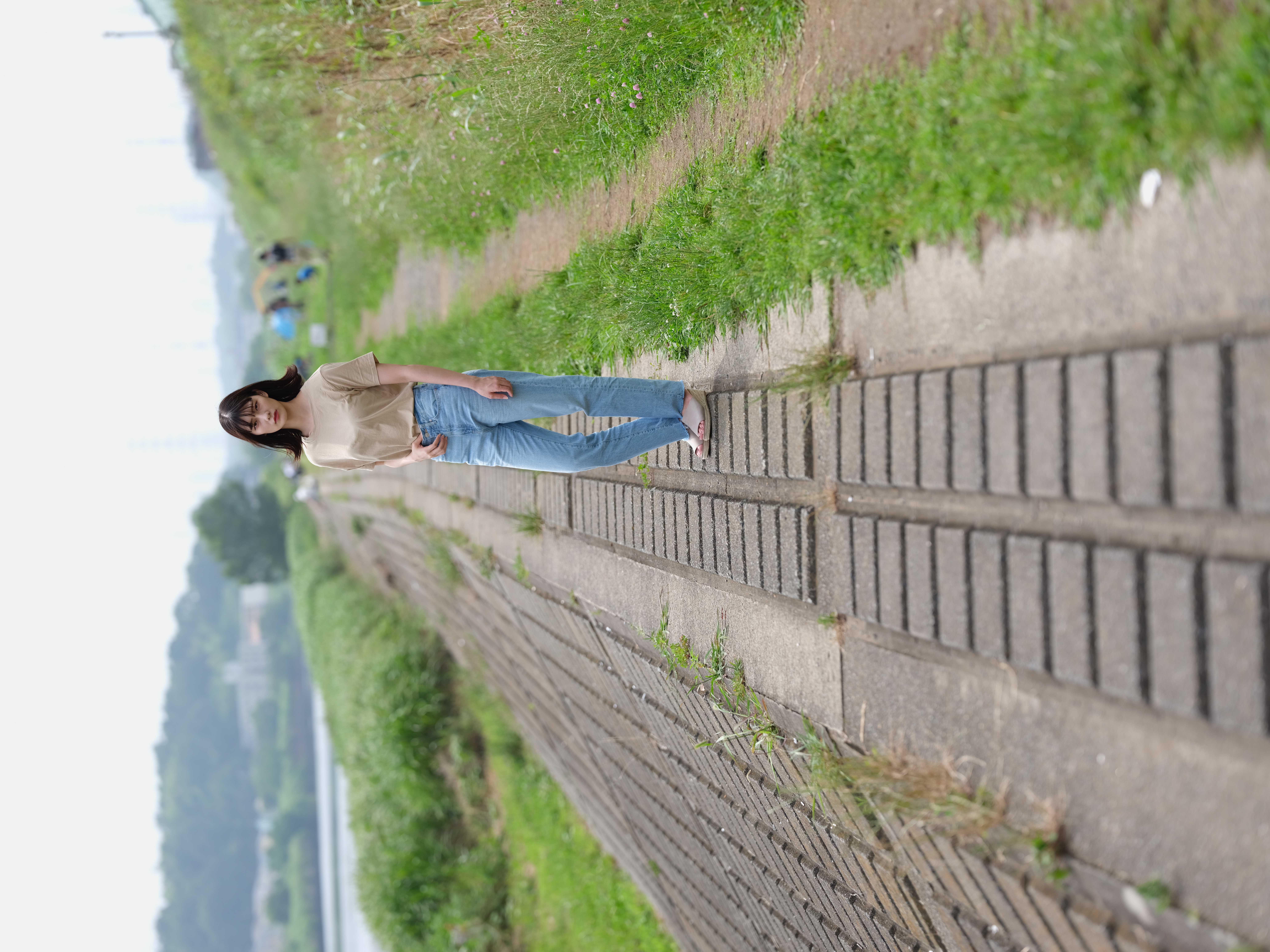 ファームアップにより、以前より小さい顔サイズでも顔認識AFが利くようになったということなので試してみた。この距離までならほぼ問題なく顔検出AFで合焦が可能だ。<br><span class="fnt-85">GFX 50R＋GF110mmF2 R LM WR（87mm相当） / 絞り優先AE（F2.8・1/1,400秒・+0.7EV） / ISO 200</span>