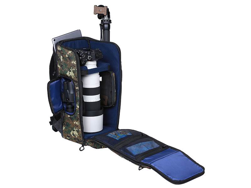 収納例：α7R IV＋縦位置グリップ、FE 200-600mm F5.6-6.3 G OSS＋1.4倍テレコンバーター、Kenko VCスマート10X30、10インチのタブレット、―脚、アクセサリー類