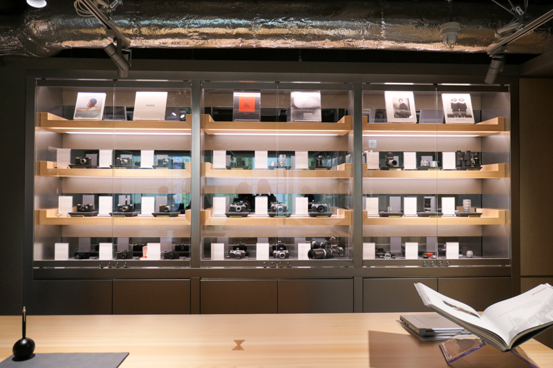 大きなガラスケースに、希少価値の高い中古ライカが並ぶ。