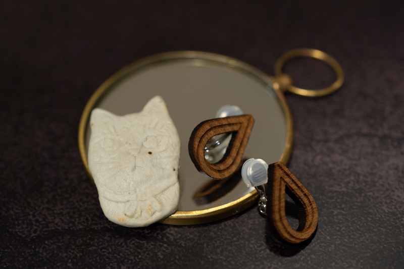 右後方からProfoto C1 Plusをあてて逆光で撮影。さらにProfoto C1 PlusにはClick Grid 20°とClic Gel Full CTOを装着している。