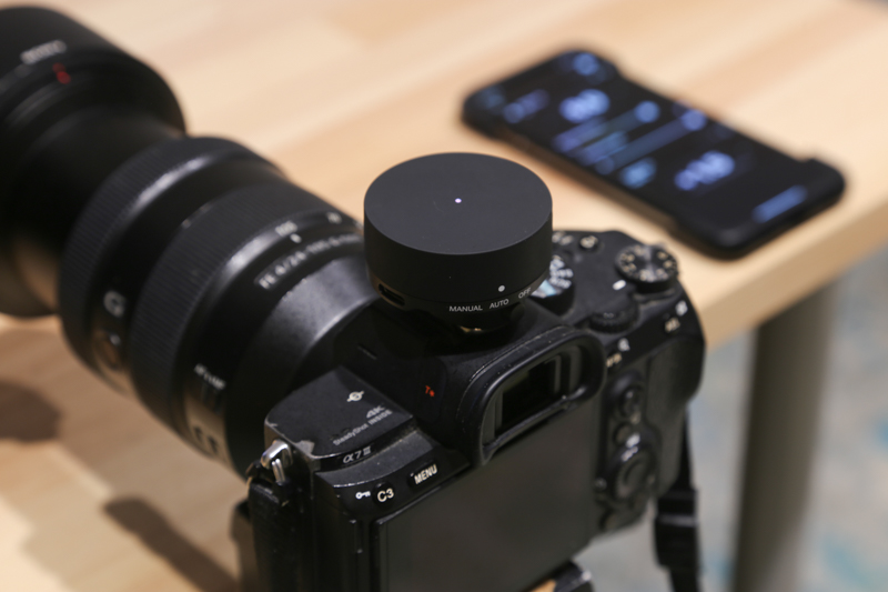 カメラのホットシューについている小さな円筒状の製品が「Profoto Connect」。オリンパス/パナソニック用、キヤノン用、ソニー用、富士フイルム用、ニコン用が用意されている。