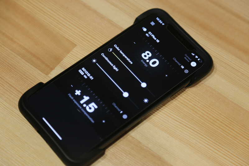 スマートフォンからProfoto製品を扱えるアプリ「Profoto Camera」。必要な設定をシンプルな操作でおこなえる。