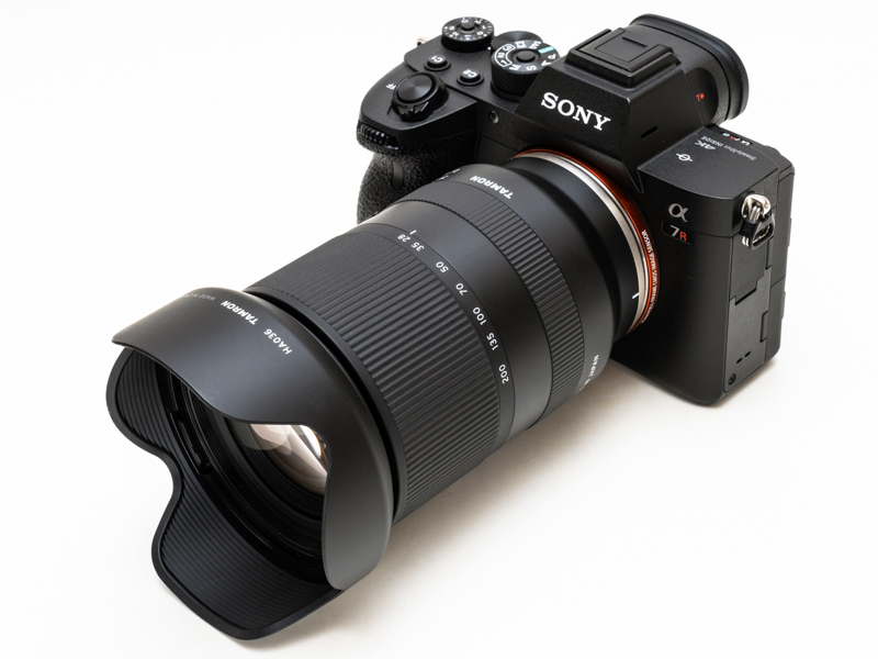 付属の純正レンズフード「HA-036」をα7R IVに装着した状態