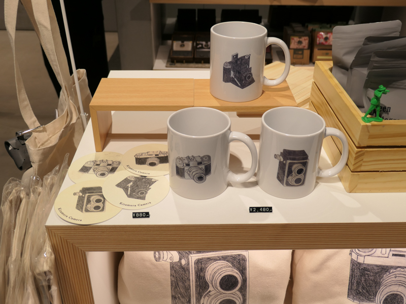 マグカップなどのグッズを用意。