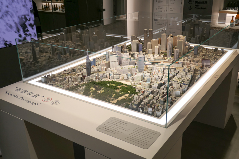 森ビルが手がけた1/1,000の都市模型「新宿写真」。店内でまず目に入る位置に置かれ、"写真でできている都市を写真に収める"という光景が生まれる。