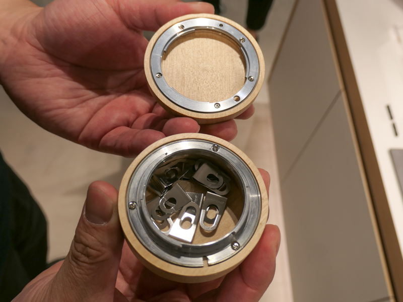 バヨネットマウントをフタの開閉機構に使った小物入れ。革、木、鉄、真鍮といったカメラによくあるマテリアルを使っているのが、このコーナーのポイント。
