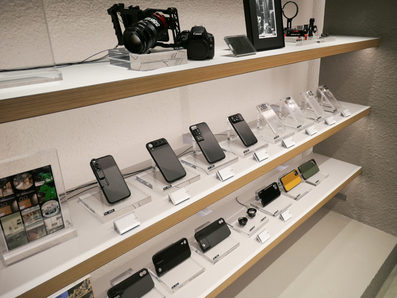 カメラ寄りのiPhoneケースが並ぶ。