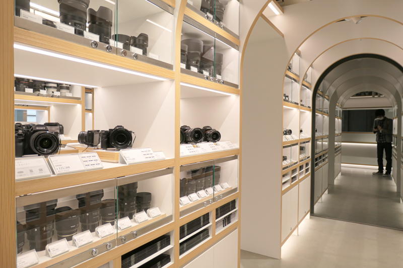 壁面に鏡も使い、明るく広々と感じさせる。