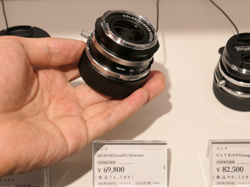 MFレンズは操作感も大事な要素。ガラスケースの外に置かれていて自由に触れるのは珍しい。