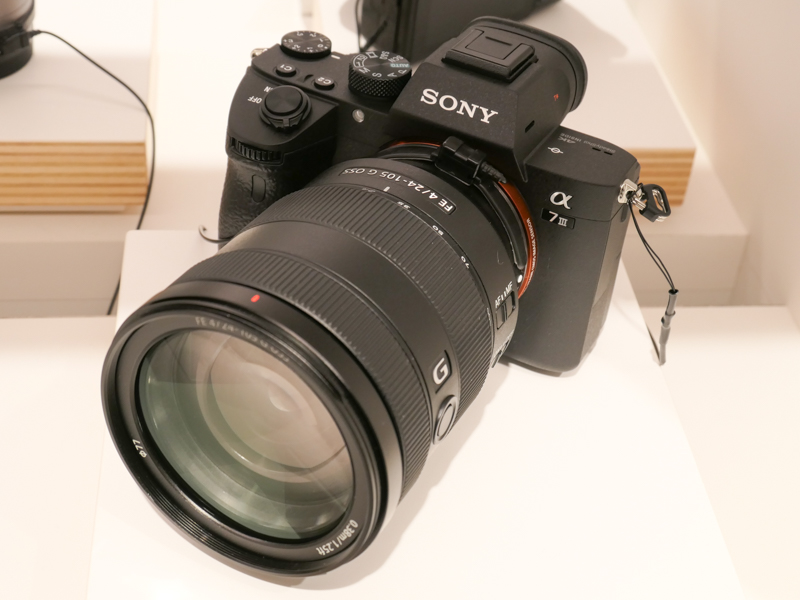 カメラを手に取る際、盗難防止アイテムが気にならないように配慮したという。コードは棚の奥に巻き取られる仕組みで、散らかった印象がない。