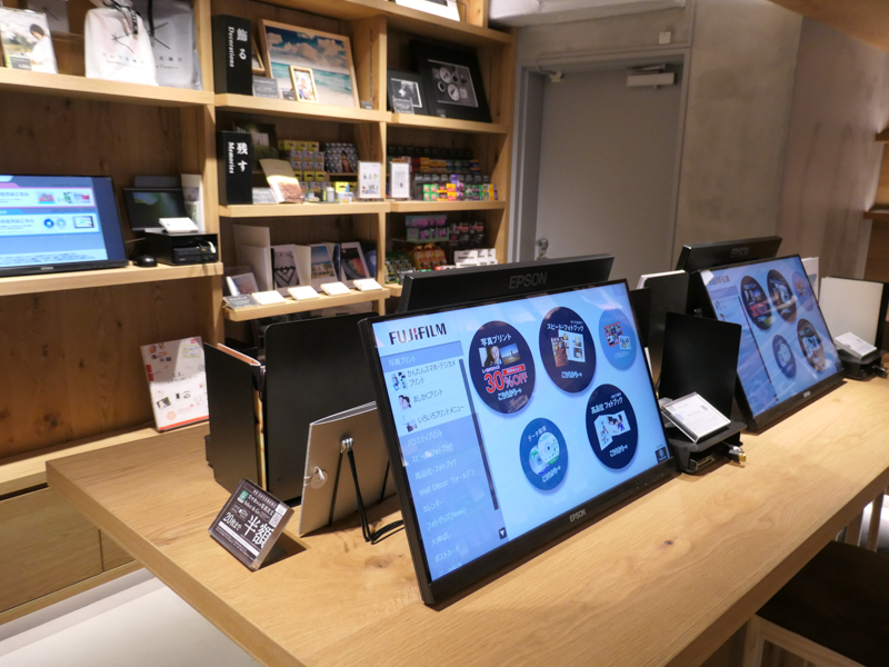 写真プリントやフォトブックを注文する端末が並ぶ。