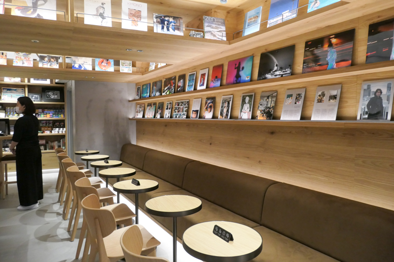 ブックラウンジの一部は、特集コーナーとして定期的に入れ替えを行う。現在は6階で開催中の「蜷川実花展 ー千紫万紅ー」に合わせた内容。