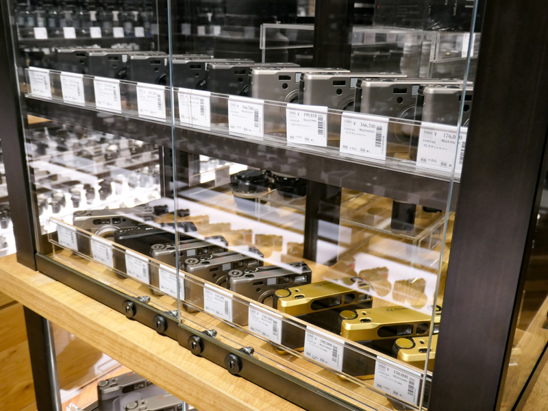 ひたすら、コンタックスT2/T3。これも近年価格が高騰している人気機種。