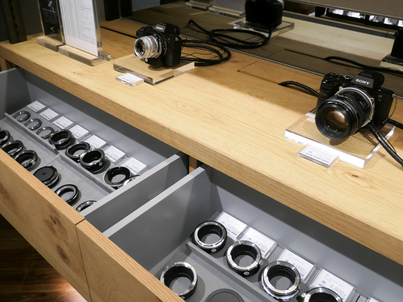 種類豊富なマウントアダプターコーナー。