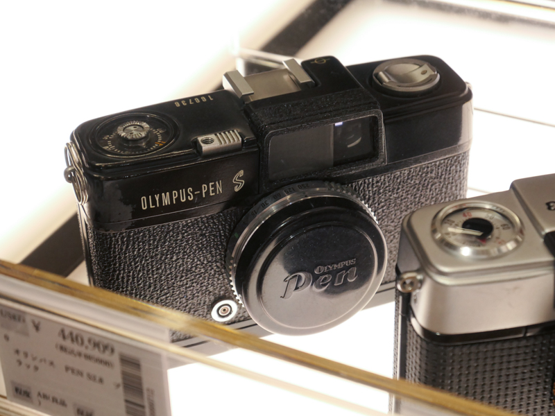 ひっそりと、オリンパス・ペンS 2.8のブラック。