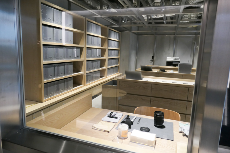 ガラス越しに作業スペースが見える。プロの手元を見るのは楽しい。