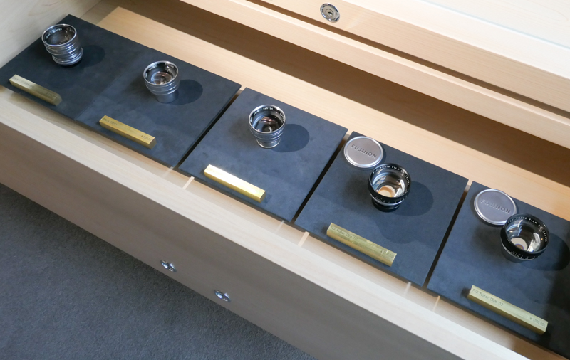 ガラスケースの下にも、複数のフジノン大口径とズノーが隠れていた。いずれも1本100万円〜120万円。