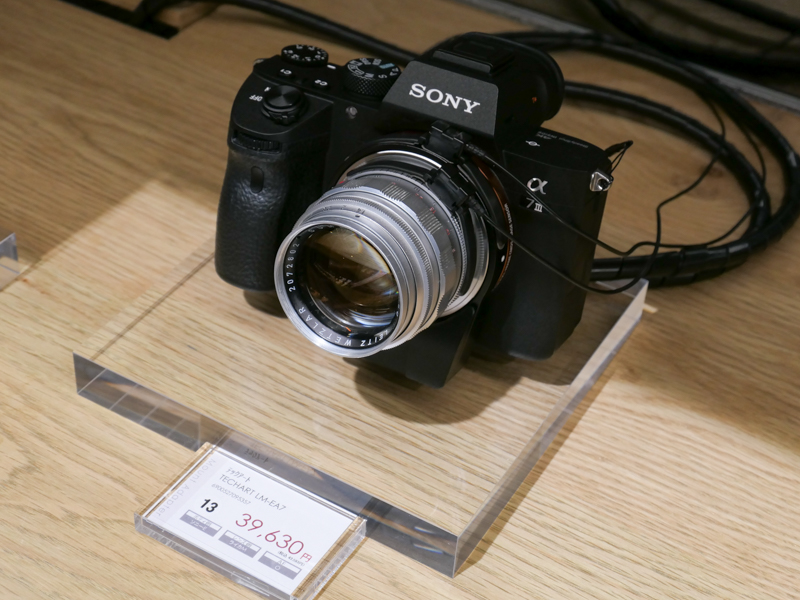 ソニーα7シリーズにTECHARTのLM-EA7を組み合わせ、マニュアルのライカMレンズでAF撮影しよう、という展示。