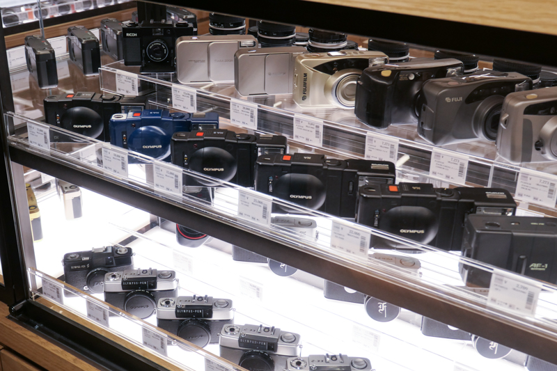 価格帯にあまり偏りがないのが面白い。ハーフサイズや中判のカメラも扱う。