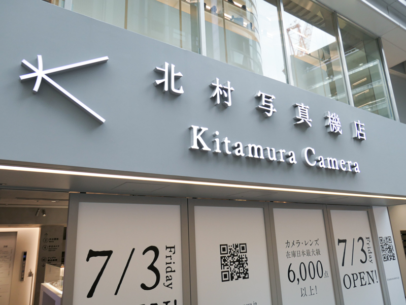 左のマークは、カメラ・オブスクラをイメージした"紋章"。