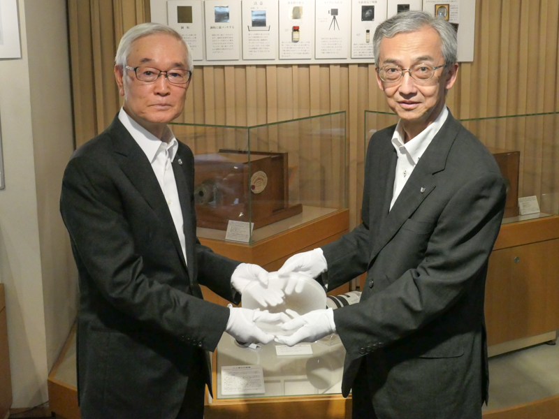 日本カメラ博物館にて寄贈イベントが開催。左から、日本カメラ財団 常務理事の谷野啓氏、キヤノンオプトロン株式会社 取締役副社長の竹田政雄氏。