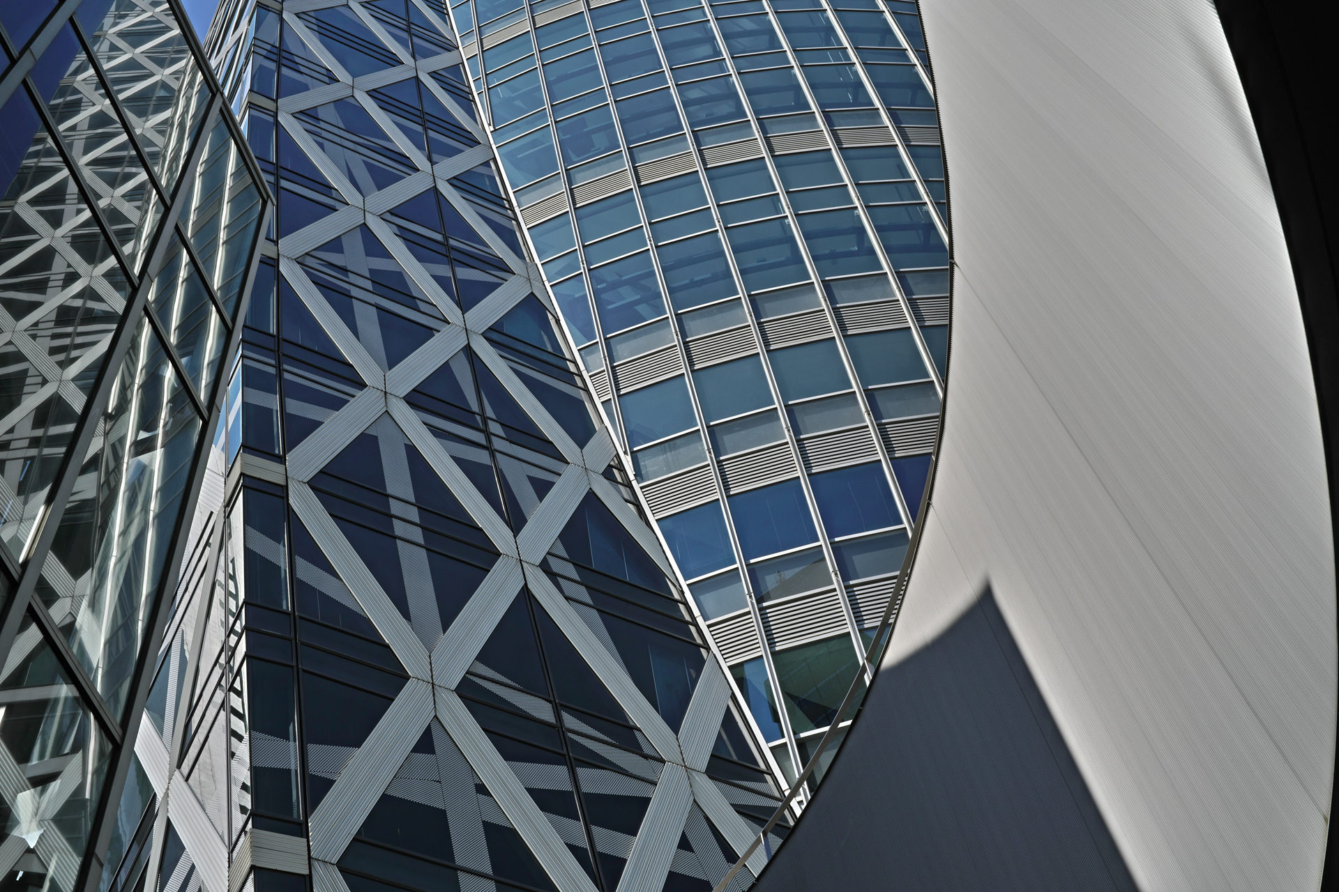 都市風景。絞り込んでワイドふうにみせてみました。回折補正も行われるので、絞り込んでも安心。線の細い再現性は守られます。いいですね。<br>SIGMA fp　45mm F2.8 DG DN｜Contemporary（F16・1/250秒）ISO 200