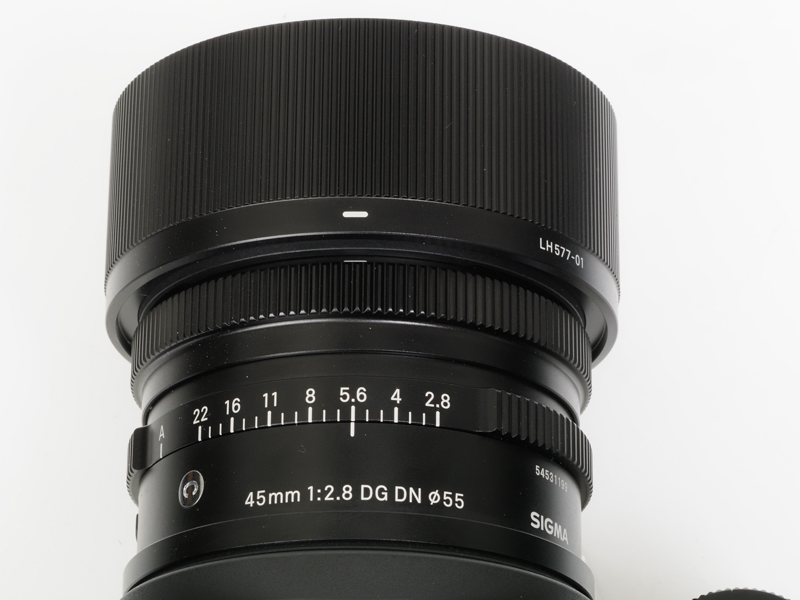 フォーカスリングとフードを同じローレットにするなど、デザイナーのオタク度がわかるというもの。素晴らしい。エア握手したいです（時節柄）。