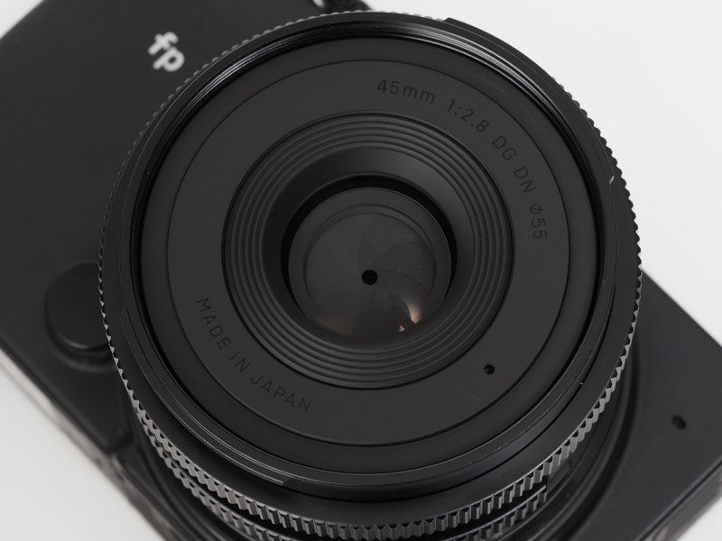 45mm F2.8 DG DN｜Contemporaryのレンズ前面。シグマのレンズは、前面にレンズ製品名をエングレーブしてあるものは文字に白色塗装を入れていない。最初は忘れちまったんじゃねえのかと思ったけど、これは映り込みを避けるためだろう。ならば最初っからエングレーブしなきゃいいじゃんとも思うが、実はそのムダな感じがいいわけ。